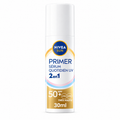 Flacon NIVEA SUN Primer Sérum Quotidien UV 2-en-1 SPF 50+ 30 ml, blanc avec capuchon, protection solaire visage sur fond blanc.