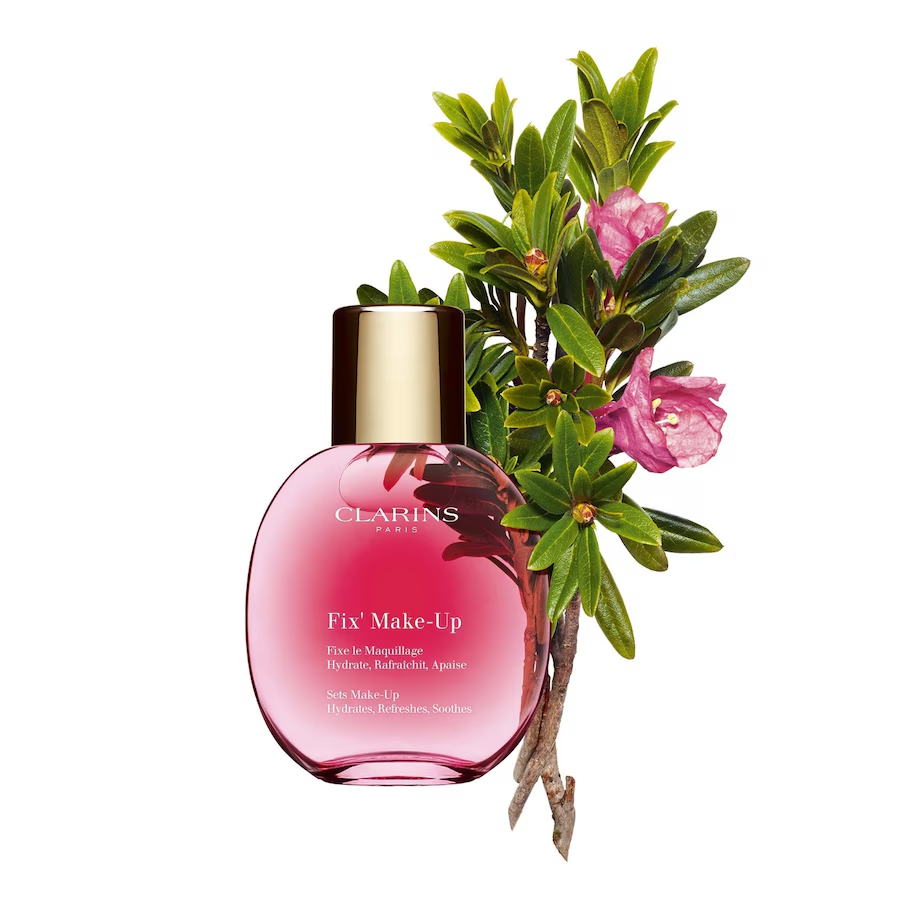 Flacon Clarins Fix’ Make-Up 50 ml accompagné d’une branche fleurie de rose des Alpes.