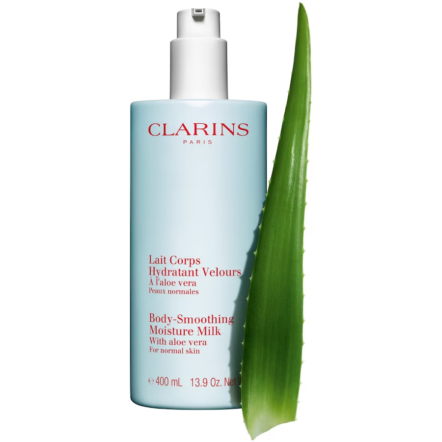 Clarins Lait Corps Hydratant Velours 400 ml accompagné d’une feuille d’aloe vera sur fond blanc.