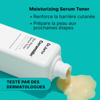 Flacon de sérum tonique Ceramidin Dr.Jart+ et texture lactée, avec des indications sur l’hydratation et la barrière cutanée.