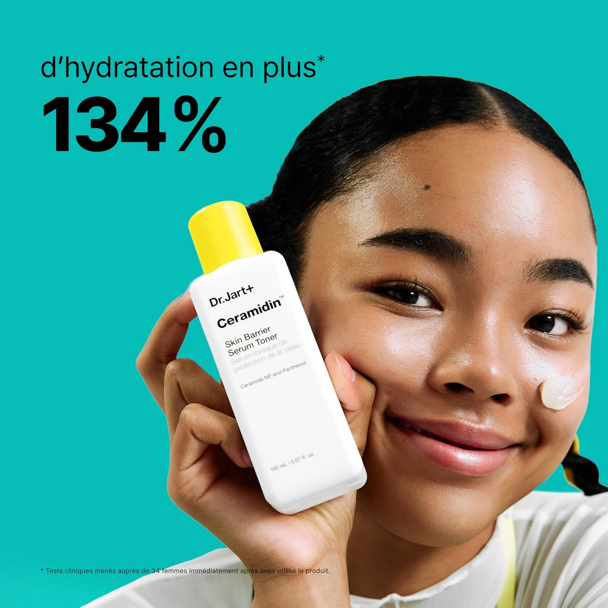 Femme tenant le sérum tonique Ceramidin Dr.Jart+ près de son visage, avec une indication sur le résultat d’hydratation d’un test clinique.