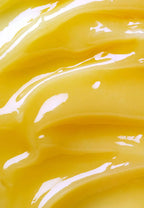 Gros plan de la texture jaune doré du baume nettoyant ELEMIS Green Fig