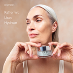 Femme tenant la Pro-Collagen Marine Cream ELEMIS près du visage, avec les mentions raffermit, lisse et hydrate.