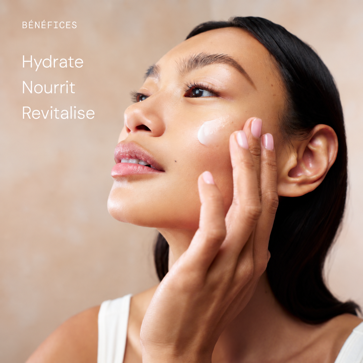 Femme appliquant la crème ELEMIS Superfood Midnight Facial sur sa joue, avec les mentions hydrate, nourrit et revitalise.
