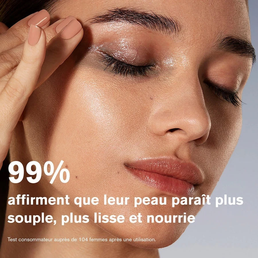 Gros plan d'un visage féminin illustrant les résultats du baume nettoyant Estée Lauder Advanced Night, avec la mention de 99 % des utilisatrices constatant une peau plus souple, lisse et nourrie.