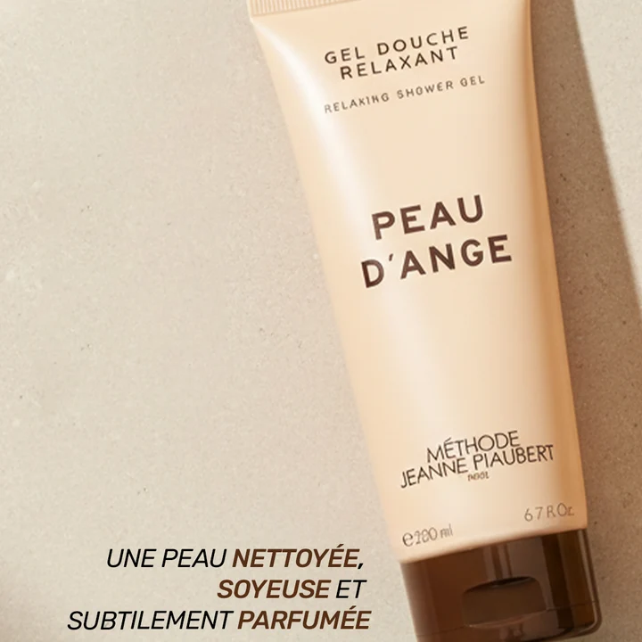 Gel douche Peau d’Ange Jeanne Piaubert 200 ml sur fond beige, avec la mention « Une peau nettoyée, soyeuse et subtilement parfumée ».