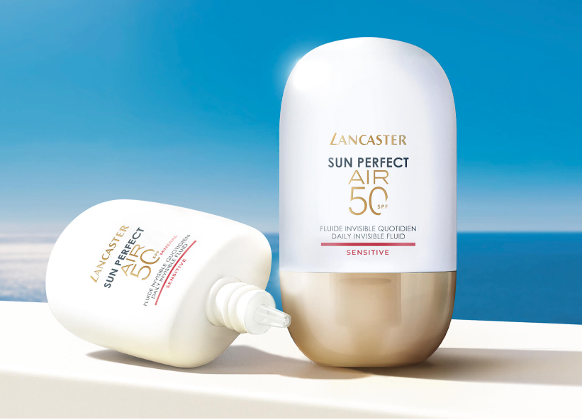 lancaster-air-sensitive-mineral-spf50-40ml-bord-de-mer.png	Deux flacons Lancaster Sun Perfect AIR Sensitive Mineral SPF 50, dont un ouvert, devant la mer.