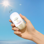 lancaster-air-sensitive-mineral-spf50-40ml-en-main.png	Main tenant le fluide Lancaster Sun Perfect AIR Sensitive Mineral SPF 50, avec des flèches indiquant d’agiter le flacon.