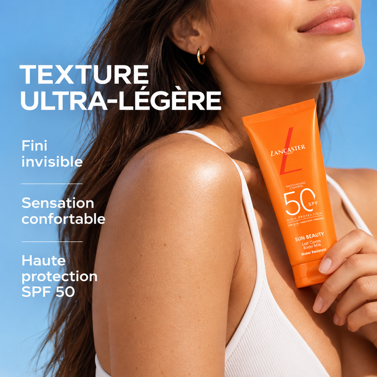 Visuel promotionnel Lancaster Sun Beauty SPF 50 montrant un modèle tenant le lait corps, avec les mentions « Texture ultra-légère », « Fini invisible », « Sensation confortable » et « Haute protection SPF 50 ».