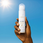 lancaster-sun-perfect-air-spf50-75ml-en-main.png	Main tenant la brume visage Lancaster Sun Perfect AIR SPF 50 sous un ciel bleu ensoleillé.