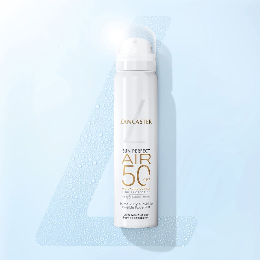 lancaster-sun-perfect-air-spf50-75ml-fond-bleu.png	Brume visage Lancaster Sun Perfect AIR SPF 50 sur fond bleu clair, avec un motif de gouttelettes.