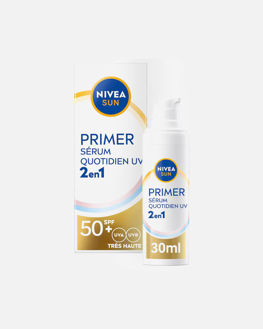 Flacon pompe et boîte NIVEA SUN Primer Sérum Quotidien UV 2-en-1 SPF 50+ 30 ml, soin solaire visage sur fond clair.