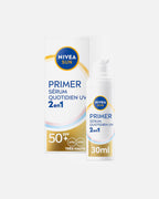 Flacon pompe et boîte NIVEA SUN Primer Sérum Quotidien UV 2-en-1 SPF 50+ 30 ml, soin solaire visage sur fond clair.