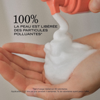 Mousse nettoyante PAYOT Nue déposée dans une main, avec présentation du résultat du test antipollution.