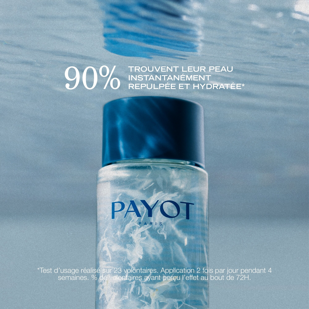 Flacon PAYOT Source dans un décor aquatique, avec le résultat du test : 90 % trouvent leur peau instantanément repulpée et hydratée.