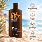 Flacon PIZ BUIN Allergy SPF 50+ 200 ml sur une plage, avec ses bénéfices : protection des peaux sensibles au soleil, résistance à l’eau et technologie Calmanelle.