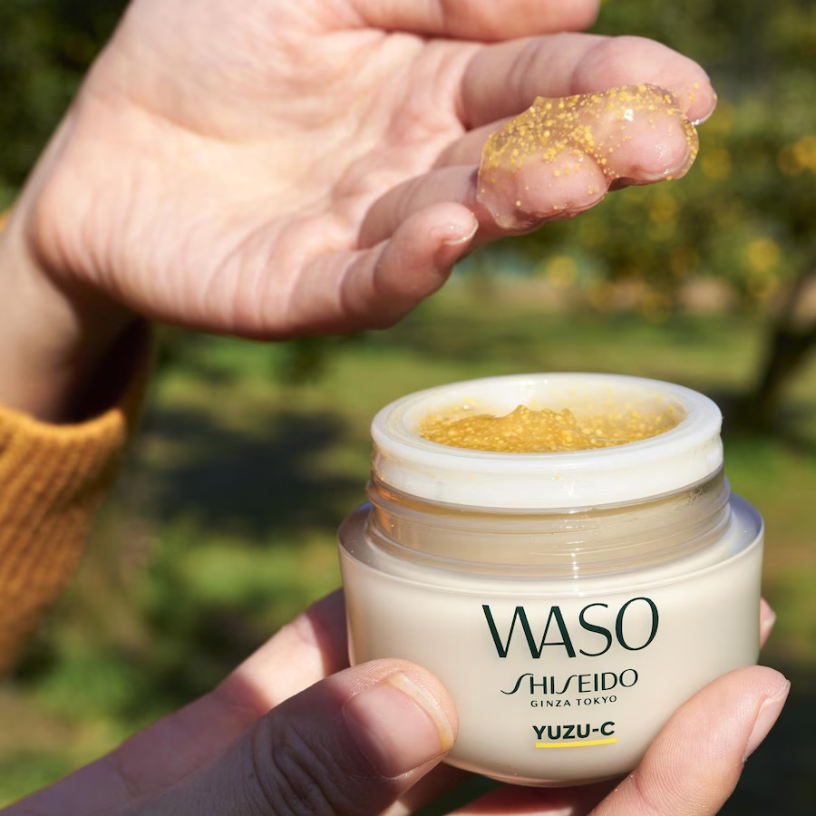 Texture gélifiée du masque WASO Yuzu-C prélevée au doigt au-dessus du pot ouvert.
