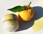 Pot WASO Yuzu-C posé près d’un fruit de yuzu.