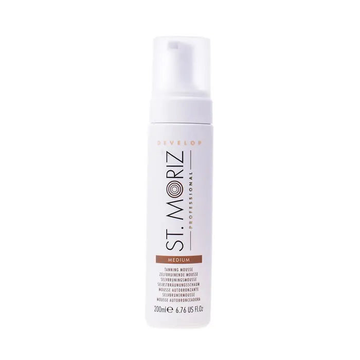 Flacon-pompe blanc de mousse autobronzante St. Moriz Professional Medium 200 ml, sur fond blanc.